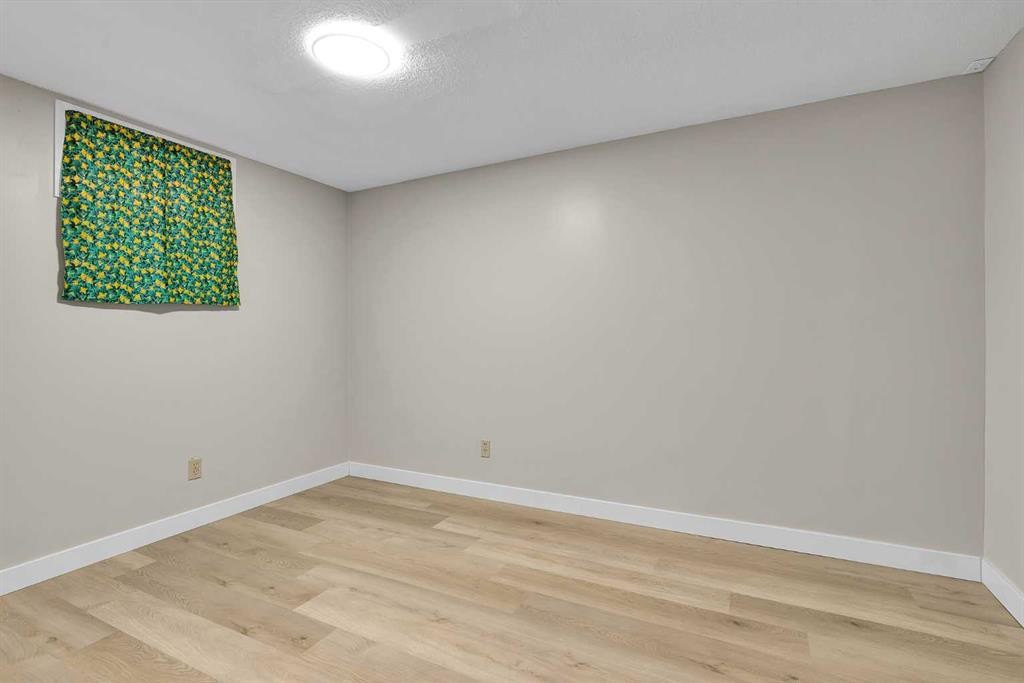 1111 Berkley Drive Nw, Calgary, AB - Indoor Photo Showing Other Room
