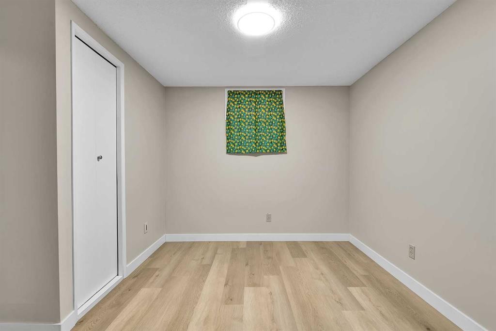 1111 Berkley Drive Nw, Calgary, AB - Indoor Photo Showing Other Room