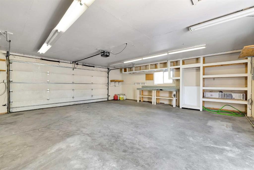 1111 Berkley Drive Nw, Calgary, AB - Indoor Photo Showing Garage