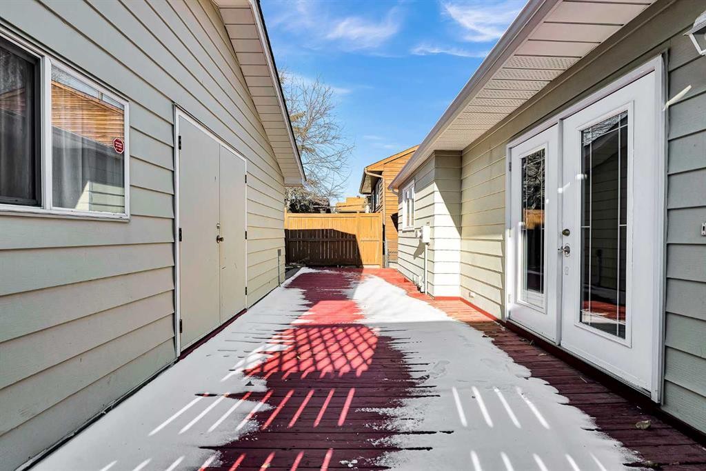 1111 Berkley Drive Nw, Calgary, AB - Outdoor With Exterior