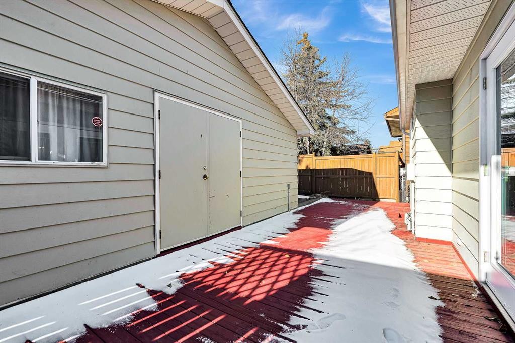 1111 Berkley Drive Nw, Calgary, AB - Outdoor With Exterior