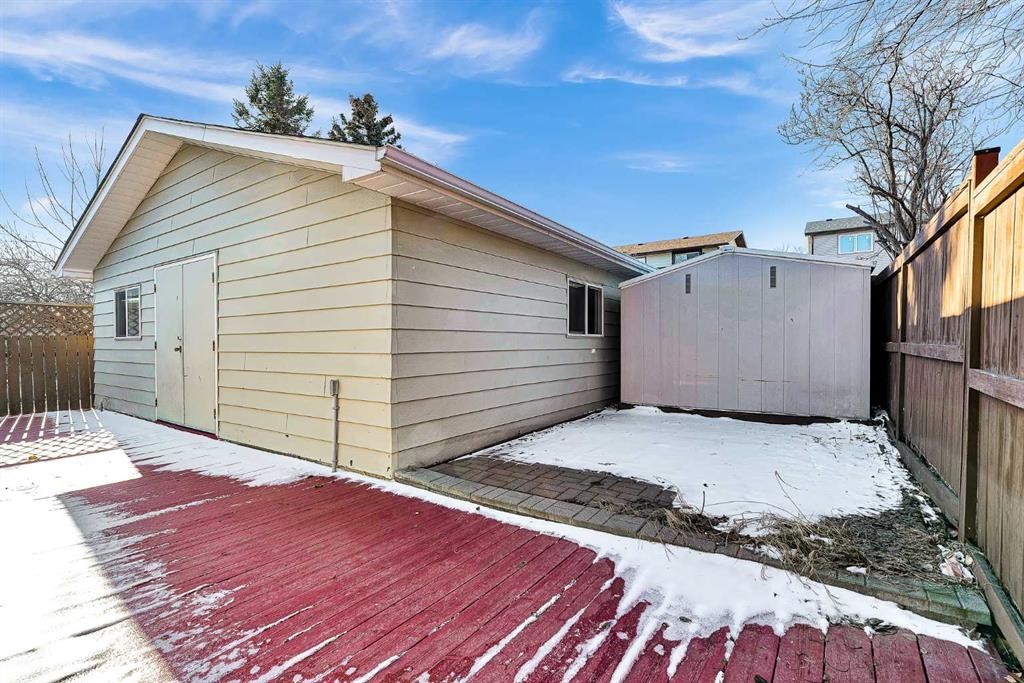 1111 Berkley Drive Nw, Calgary, AB - Outdoor With Exterior