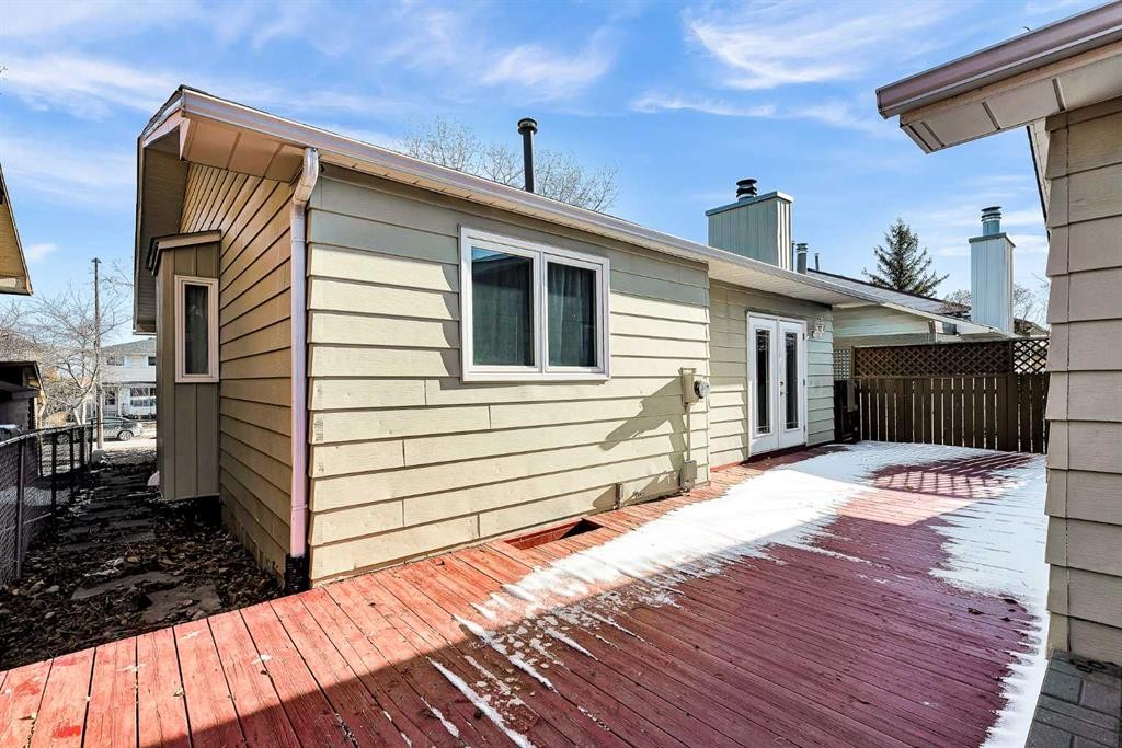 1111 Berkley Drive Nw, Calgary, AB - Outdoor With Exterior