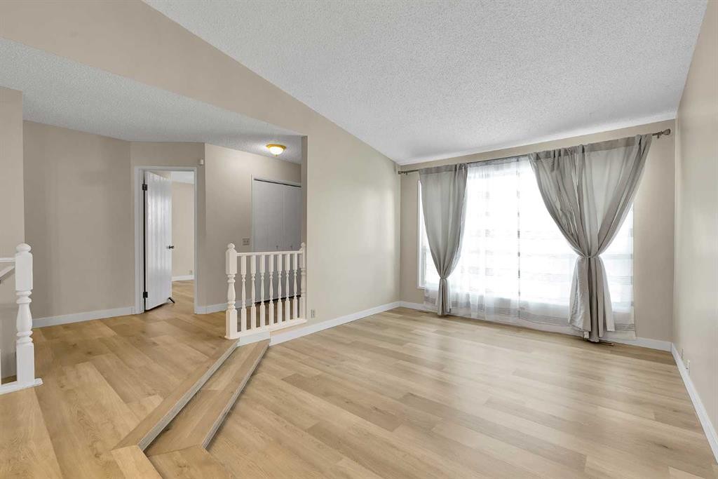 1111 Berkley Drive Nw, Calgary, AB - Indoor Photo Showing Other Room