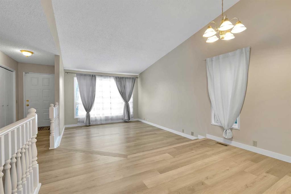 1111 Berkley Drive Nw, Calgary, AB - Indoor Photo Showing Other Room