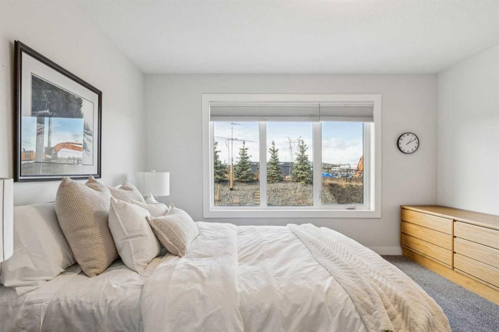 24 Willow Park Point, Cochrane, AB - Indoor Photo Showing Bedroom