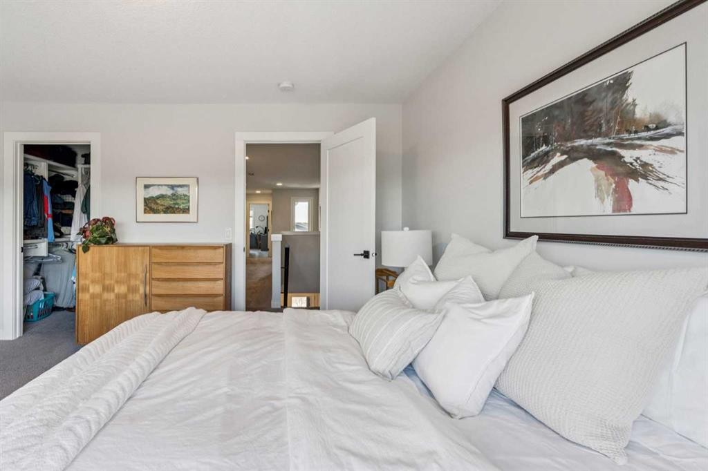24 Willow Park Point, Cochrane, AB - Indoor Photo Showing Bedroom