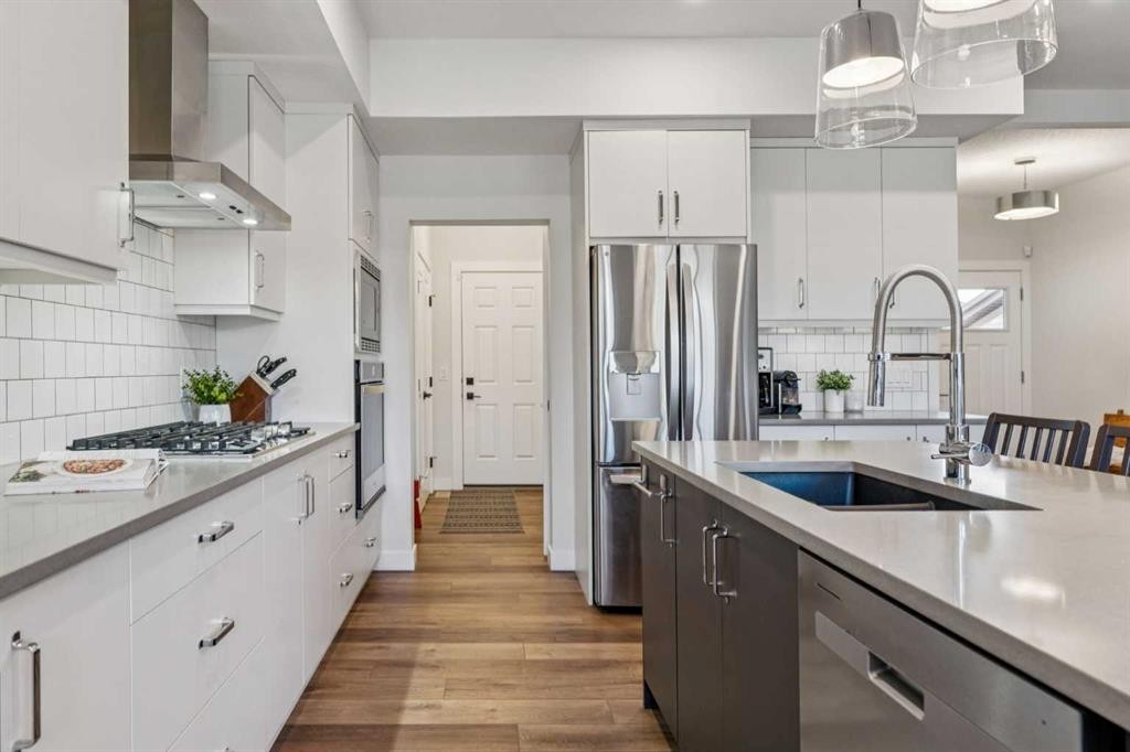24 Willow Park Point, Cochrane, AB - Indoor Photo Showing Kitchen With Upgraded Kitchen