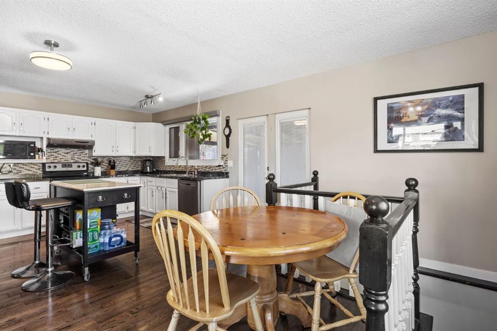 2302 Olympia Drive Se, Calgary, AB - Indoor Photo Showing Dining Room