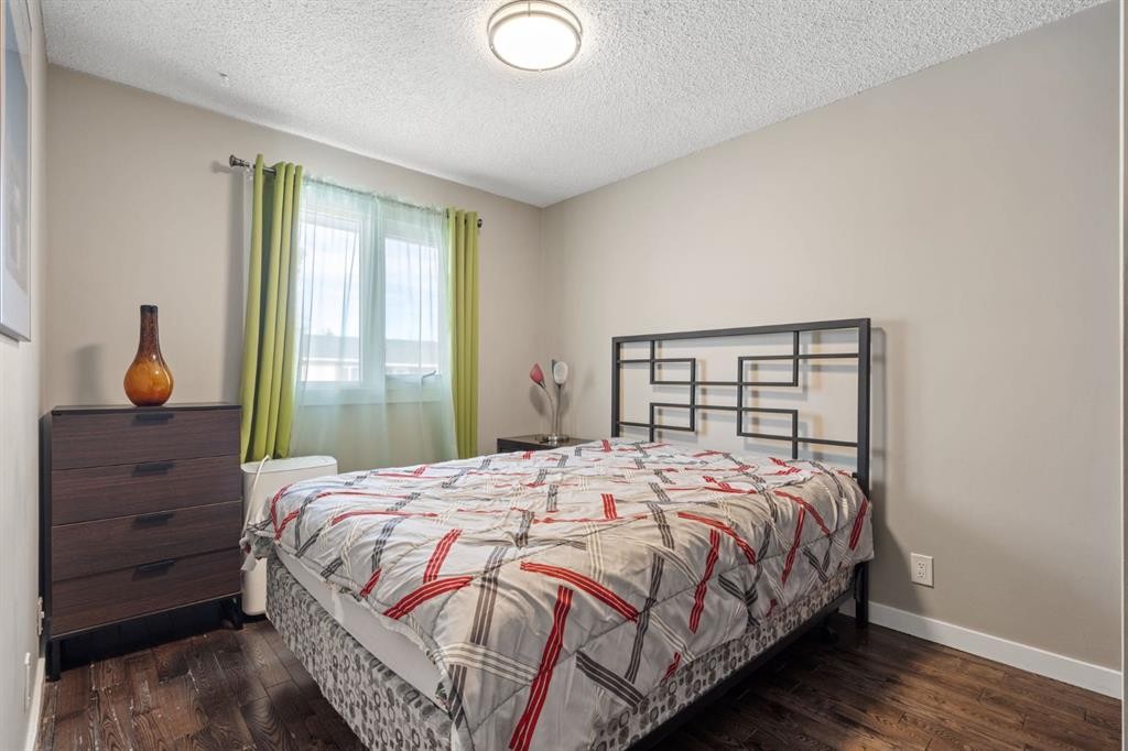 2302 Olympia Drive Se, Calgary, AB - Indoor Photo Showing Bedroom