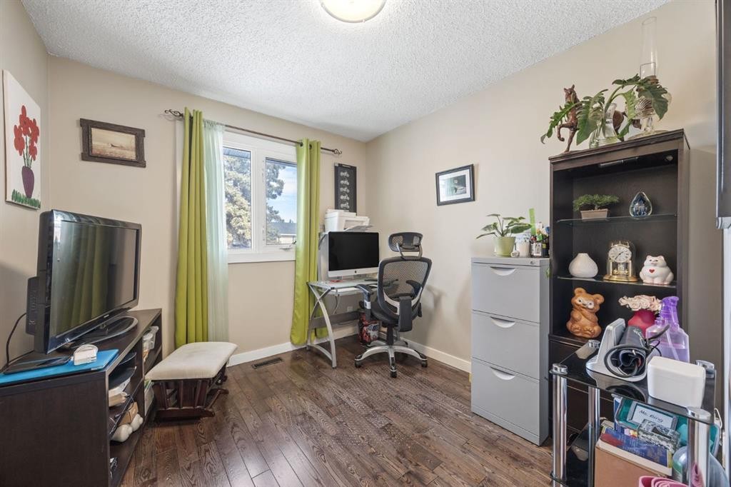 2302 Olympia Drive Se, Calgary, AB - Indoor Photo Showing Office