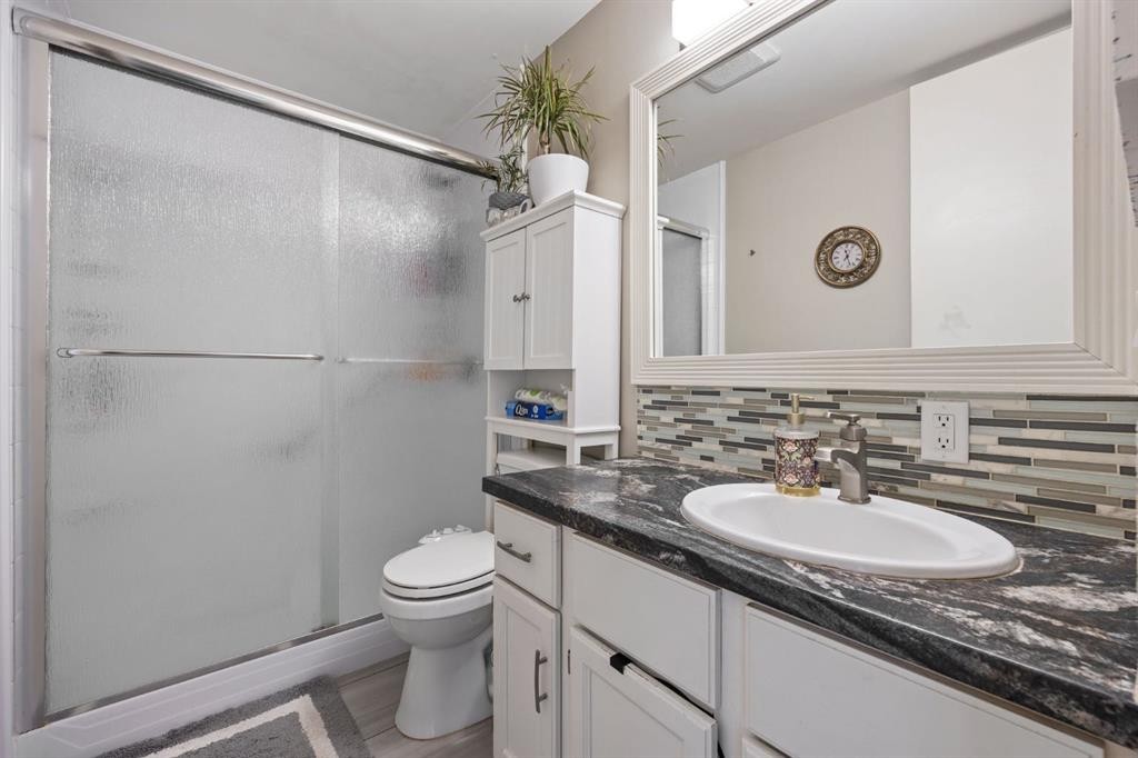 2302 Olympia Drive Se, Calgary, AB - Indoor Photo Showing Bathroom