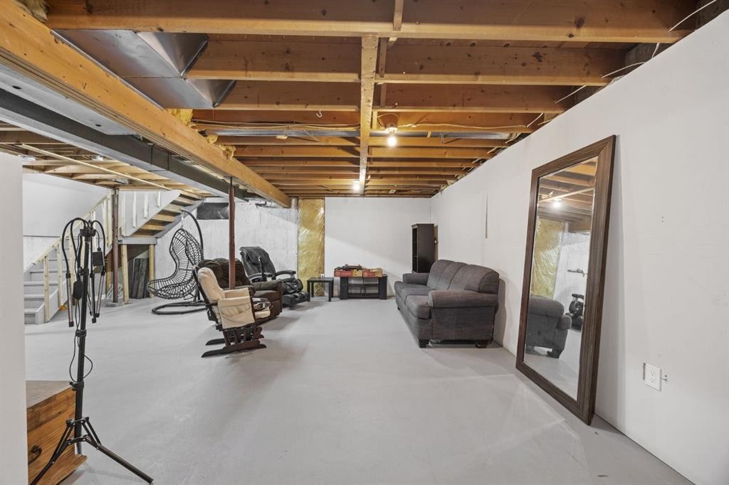 2302 Olympia Drive Se, Calgary, AB - Indoor Photo Showing Other Room