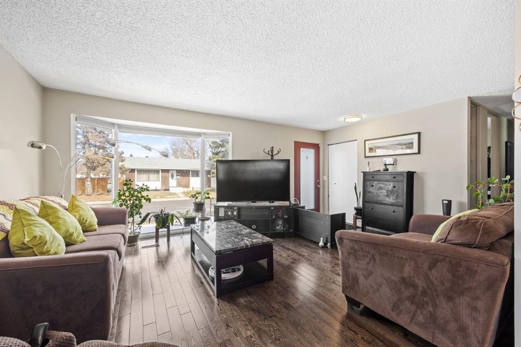 2302 Olympia Drive Se, Calgary, AB - Indoor Photo Showing Living Room