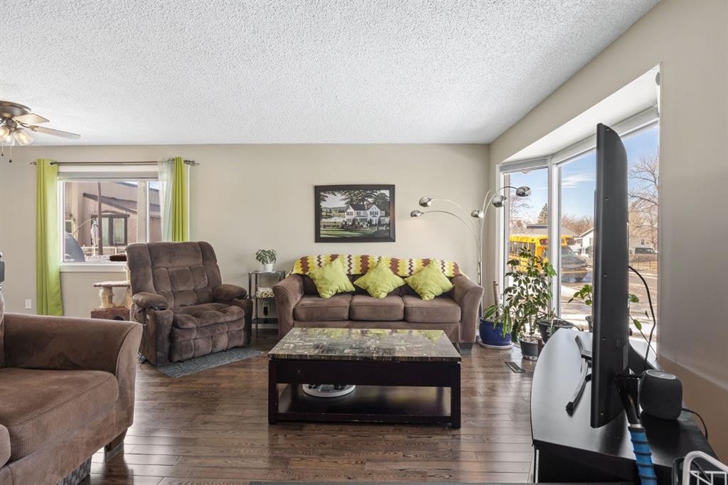 2302 Olympia Drive Se, Calgary, AB - Indoor Photo Showing Living Room