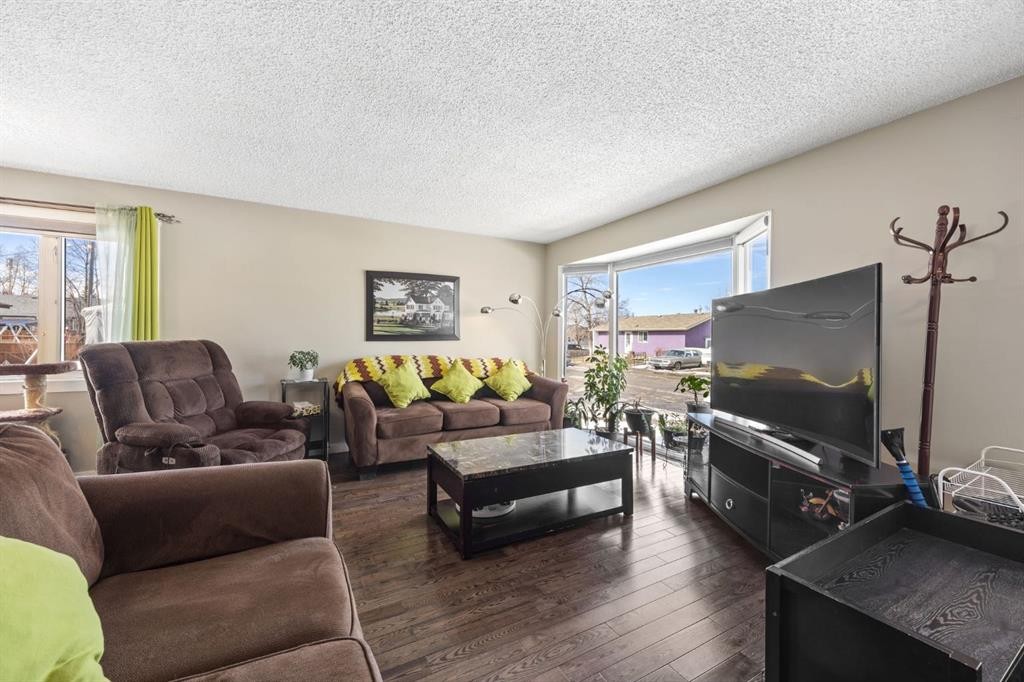 2302 Olympia Drive Se, Calgary, AB - Indoor Photo Showing Living Room