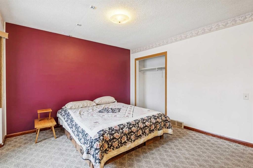 44 Fairview Crescent Se, Calgary, AB - Indoor Photo Showing Bedroom