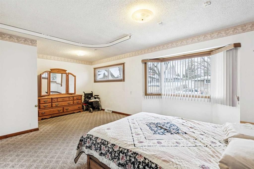 44 Fairview Crescent Se, Calgary, AB - Indoor Photo Showing Bedroom