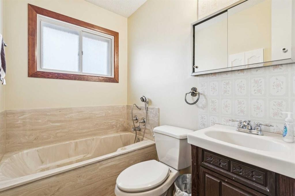 44 Fairview Crescent Se, Calgary, AB - Indoor Photo Showing Bathroom