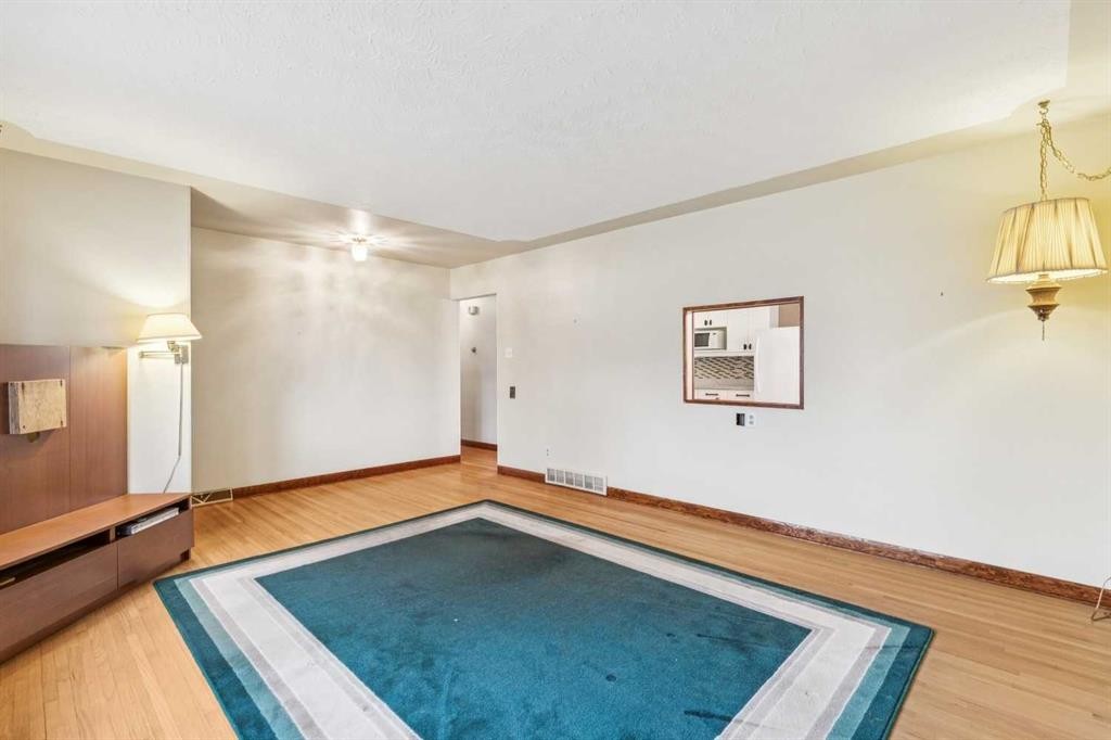 44 Fairview Crescent Se, Calgary, AB - Indoor Photo Showing Other Room