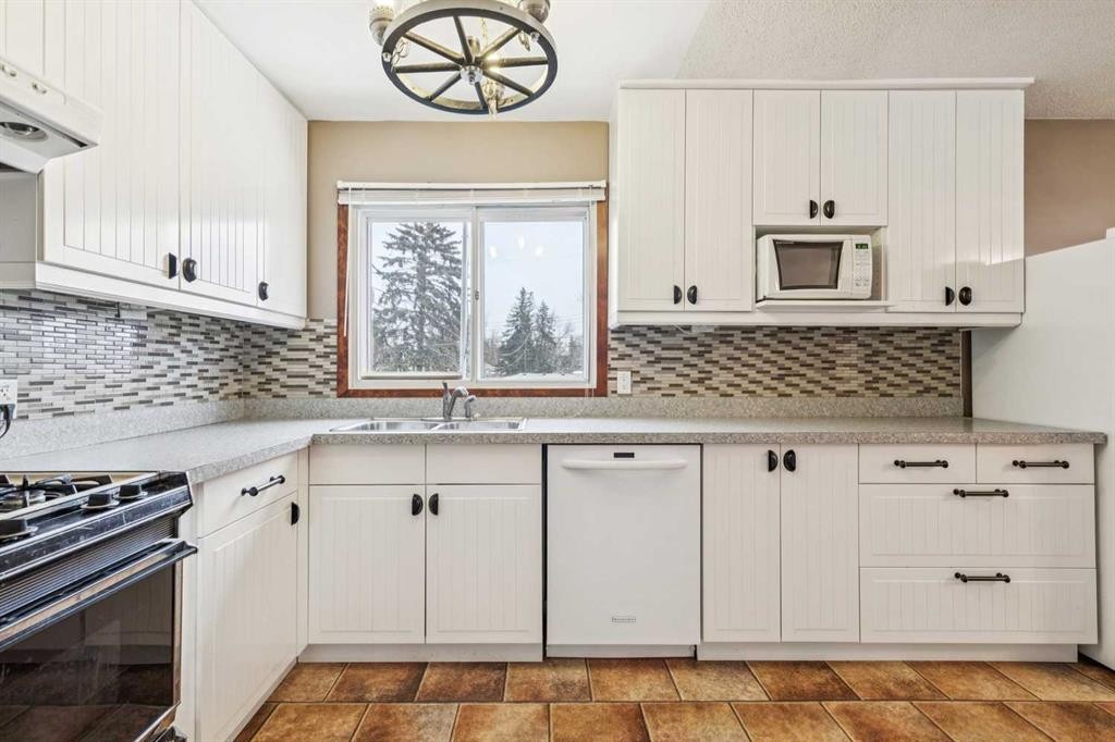 44 Fairview Crescent Se, Calgary, AB - Indoor Photo Showing Kitchen With Double Sink