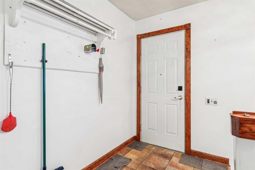 44 Fairview Crescent Se, Calgary, AB - Indoor Photo Showing Other Room