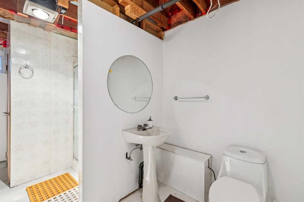 44 Fairview Crescent Se, Calgary, AB - Indoor Photo Showing Bathroom