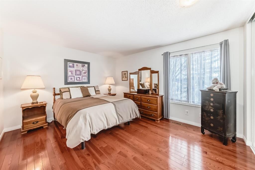 157 Hawkstone Manor Nw, Calgary, AB - Indoor Photo Showing Bedroom