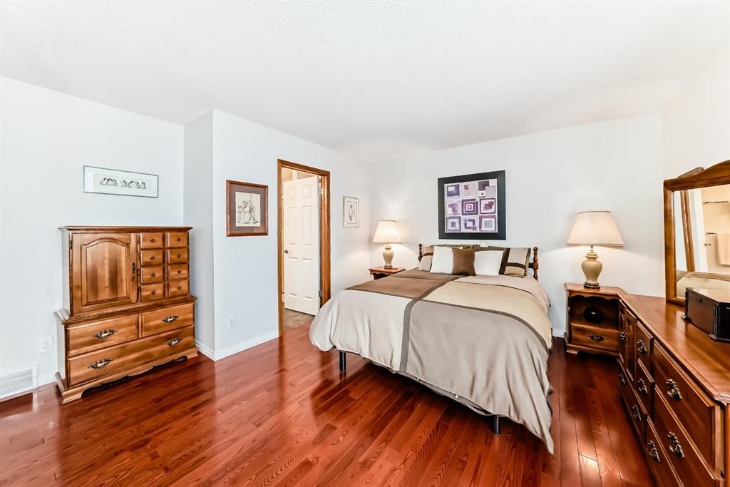 157 Hawkstone Manor Nw, Calgary, AB - Indoor Photo Showing Bedroom