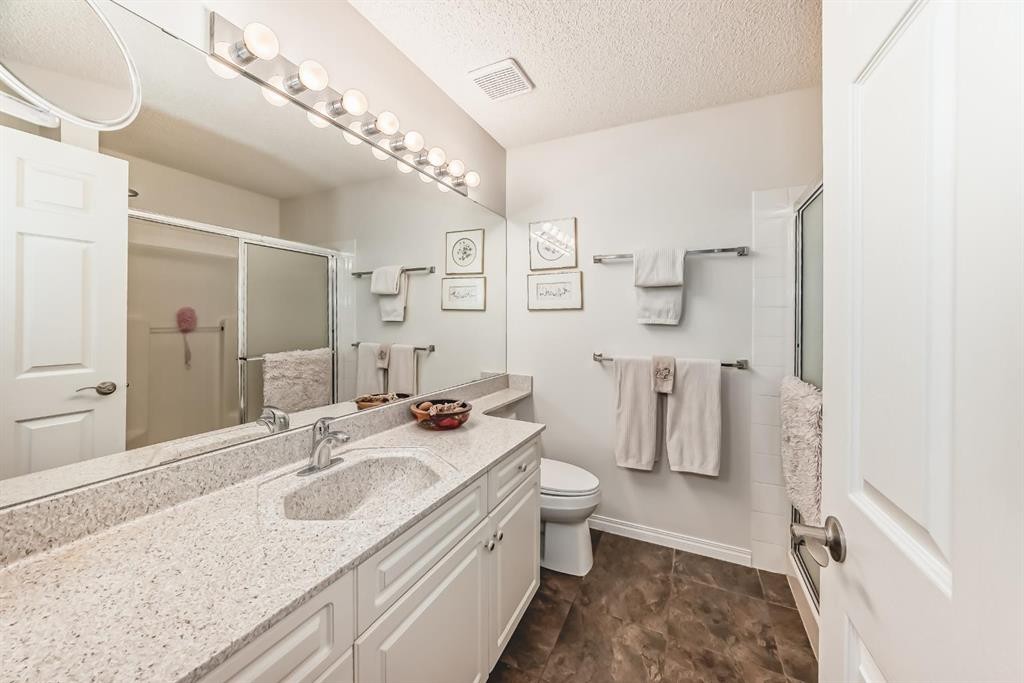 157 Hawkstone Manor Nw, Calgary, AB - Indoor Photo Showing Bathroom