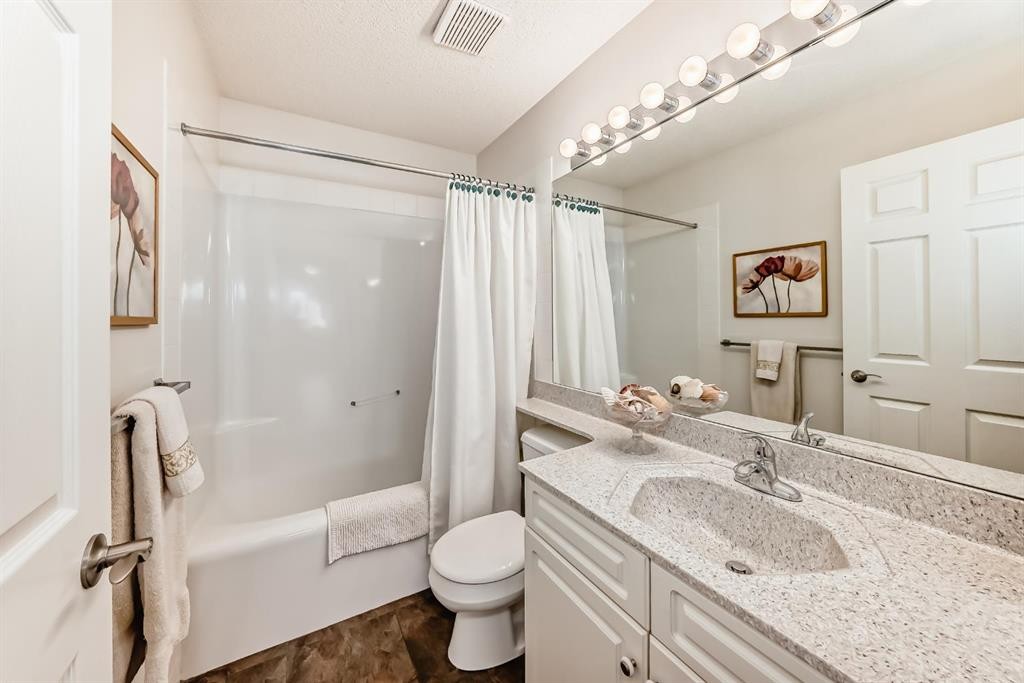 157 Hawkstone Manor Nw, Calgary, AB - Indoor Photo Showing Bathroom