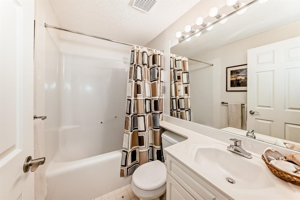 157 Hawkstone Manor Nw, Calgary, AB - Indoor Photo Showing Bathroom