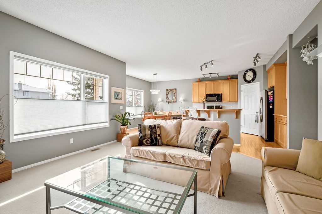 86 Evergreen Common Sw, Calgary, AB - Indoor Photo Showing Living Room