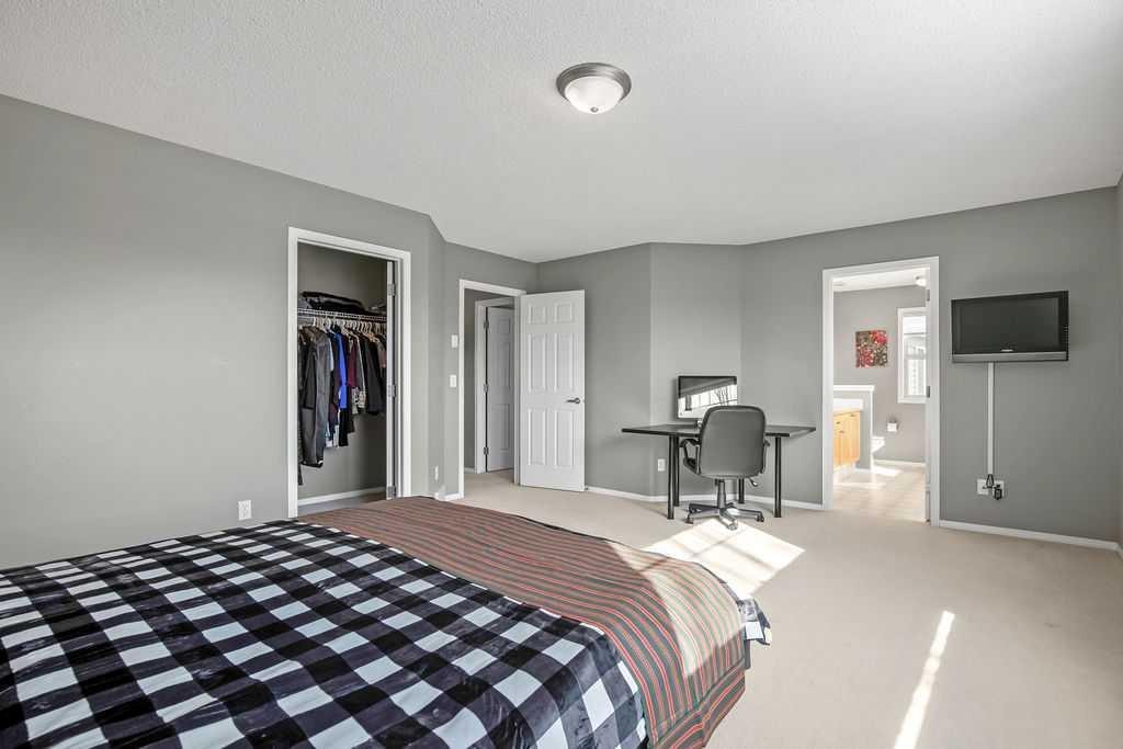 86 Evergreen Common Sw, Calgary, AB - Indoor Photo Showing Bedroom