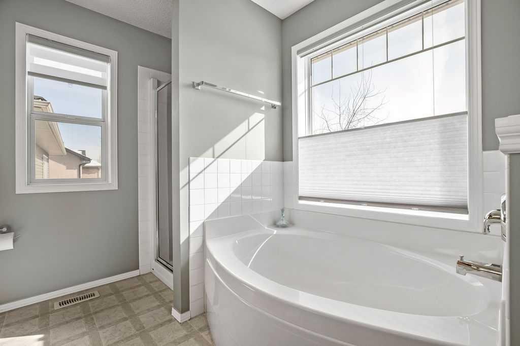 86 Evergreen Common Sw, Calgary, AB - Indoor Photo Showing Bathroom
