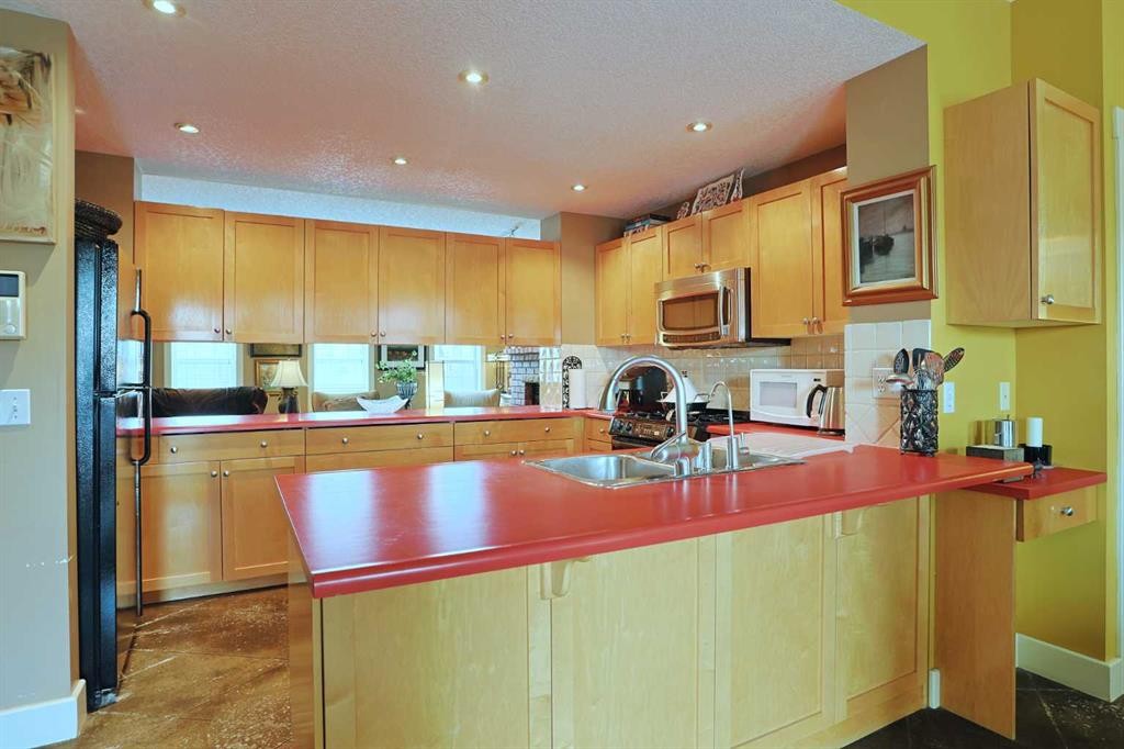 300 Garrison Square Sw, Calgary, AB - Indoor Photo Showing Kitchen With Double Sink