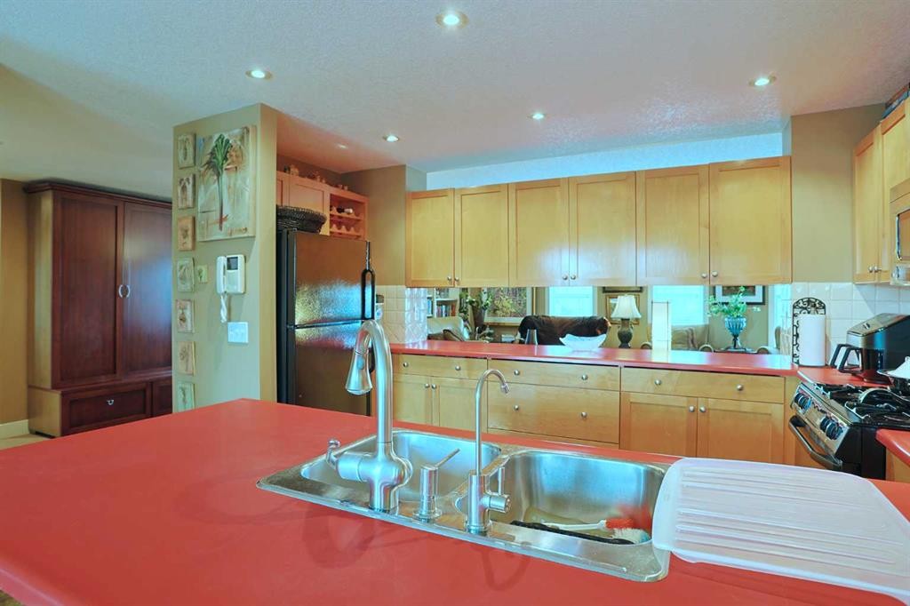 300 Garrison Square Sw, Calgary, AB - Indoor Photo Showing Kitchen With Double Sink