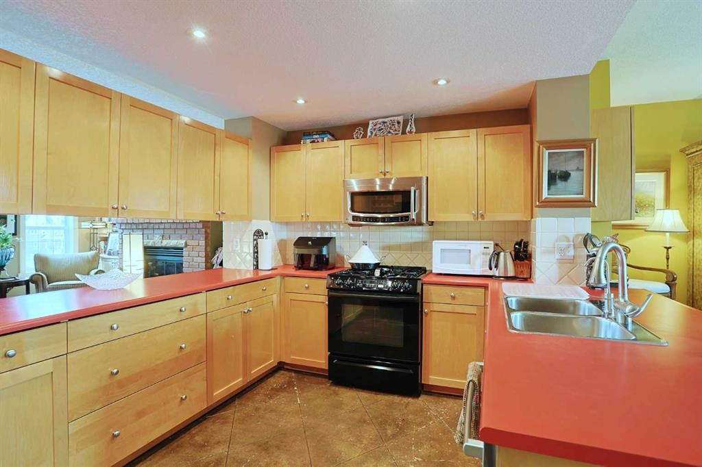 300 Garrison Square Sw, Calgary, AB - Indoor Photo Showing Kitchen With Double Sink