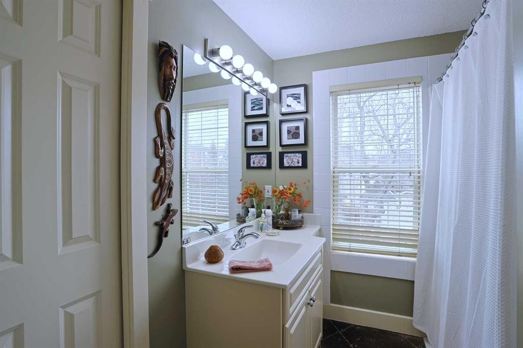 300 Garrison Square Sw, Calgary, AB - Indoor Photo Showing Bathroom