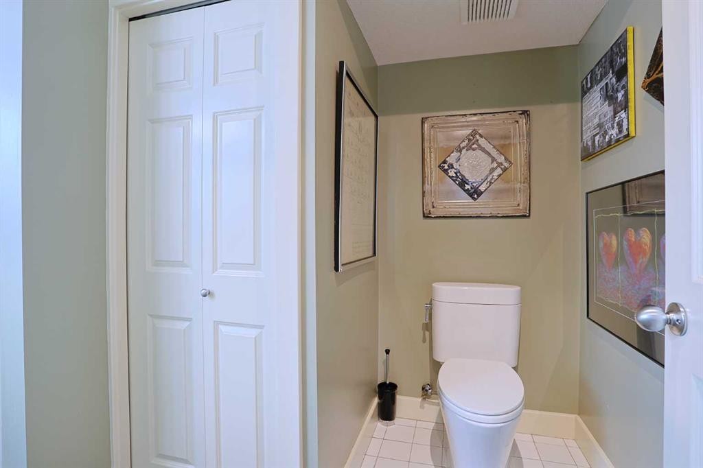 300 Garrison Square Sw, Calgary, AB - Indoor Photo Showing Bathroom