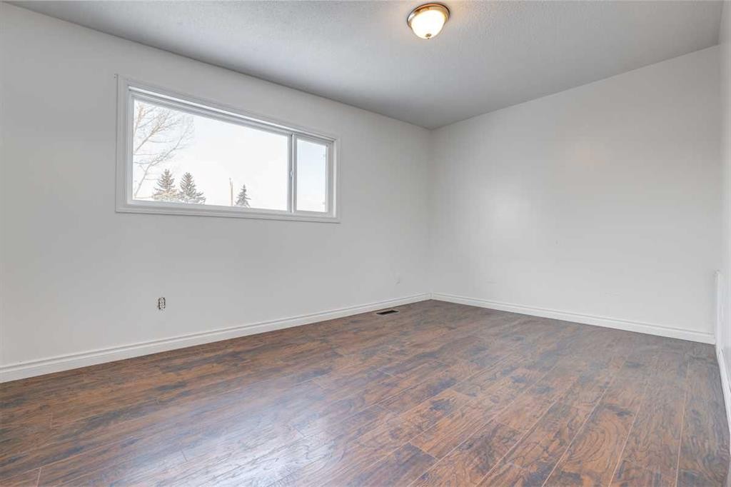 3131 Dover Crescent Se, Calgary, AB - Indoor Photo Showing Other Room
