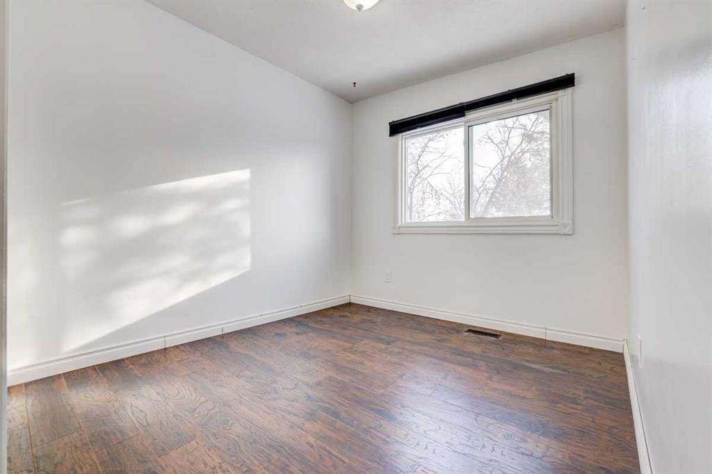 3131 Dover Crescent Se, Calgary, AB - Indoor Photo Showing Other Room