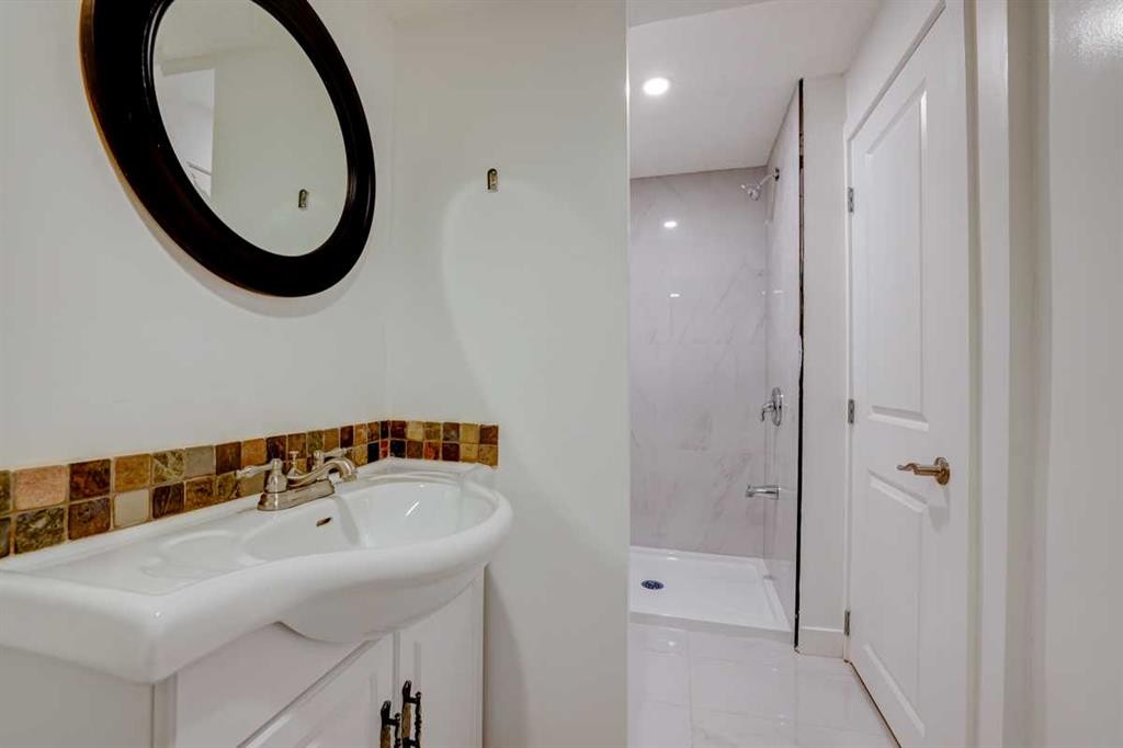 3131 Dover Crescent Se, Calgary, AB - Indoor Photo Showing Bathroom