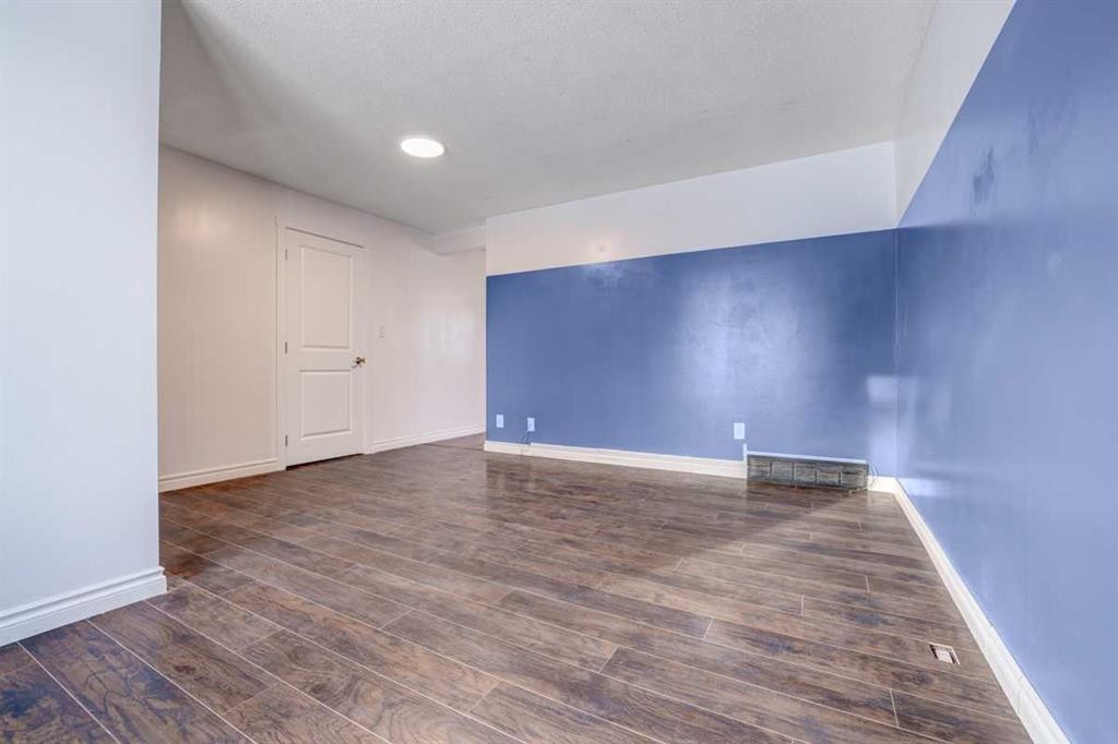 3131 Dover Crescent Se, Calgary, AB - Indoor Photo Showing Other Room