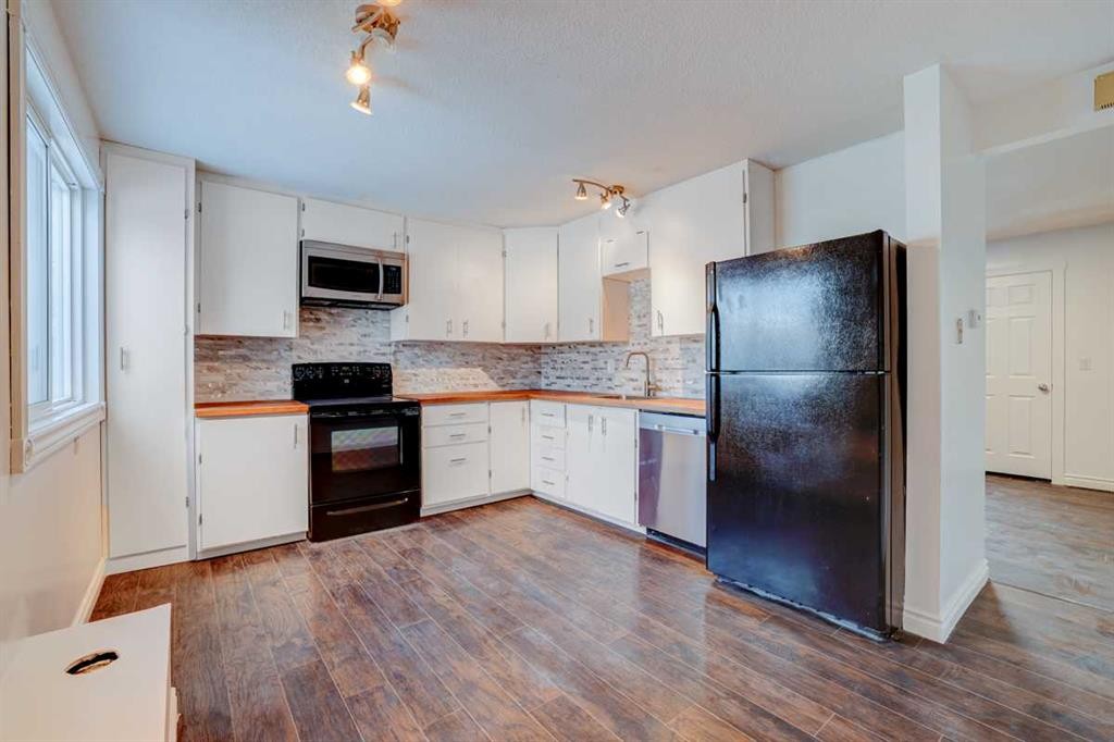 3131 Dover Crescent Se, Calgary, AB - Indoor Photo Showing Kitchen