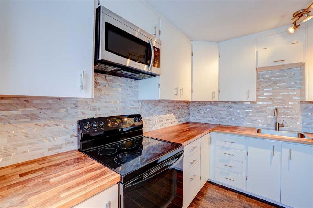 3131 Dover Crescent Se, Calgary, AB - Indoor Photo Showing Kitchen