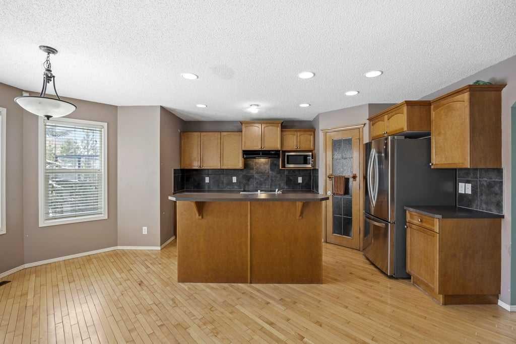 19 Sienna Park Crescent Sw, Calgary, AB - Indoor Photo Showing Kitchen