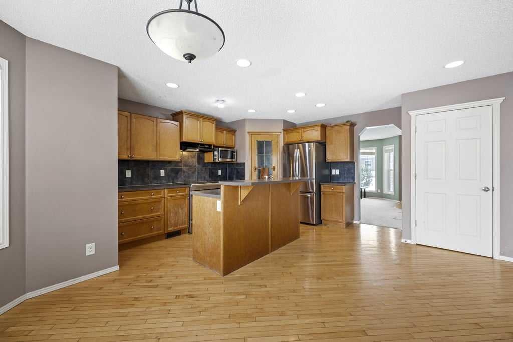 19 Sienna Park Crescent Sw, Calgary, AB - Indoor Photo Showing Kitchen