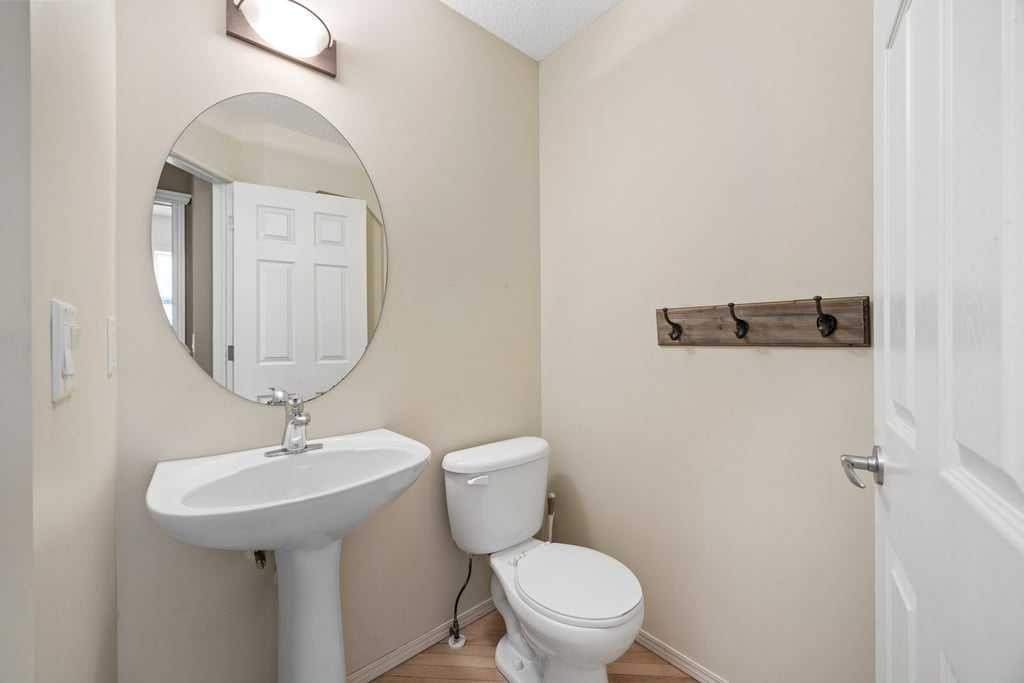 19 Sienna Park Crescent Sw, Calgary, AB - Indoor Photo Showing Bathroom
