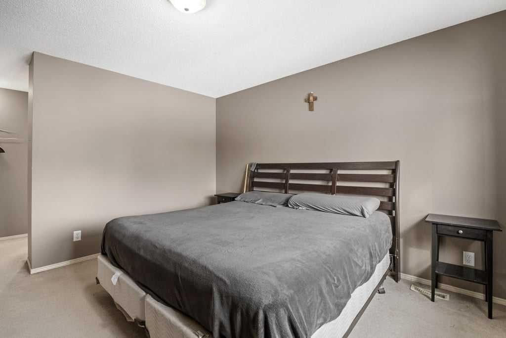 19 Sienna Park Crescent Sw, Calgary, AB - Indoor Photo Showing Bedroom